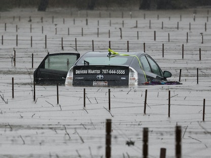 سيارة مغمورة في مياه الفيضانات بعد عواصف شتوية في فورستفيل ، كاليفورنيا - 13 يناير 2023 - REUTERS