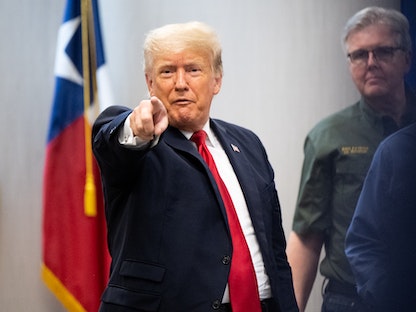الرئيس الأميركي السابق دونالد ترمب يحضر إحاطة بشأن أمن الحدود مع حاكم تكساس غريغ أبوت - تكساس - 30 يونيو 2021 - REUTERS