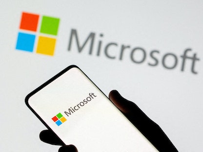 شعار شركة Microsoft على هاتف نقال - REUTERS