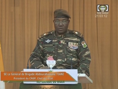 قائد انقلاب النيجر الجنرال عبد الرحمن تياني يلقي كلمة متلفزة بشأن تطورات الأوضاع في البلاد، نيامي، النيجر. 19 أغسطس 2023 - AFP