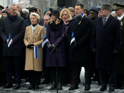 رئيس المفوضية الأوروبية أورسولا فون دير لاين والأمين العام لحلف شمال الأطلسي "الناتو" ينس ستولتنبرج ورئيسة الوزراء الإستونية كايا كالاس يحضرون مراسم الاحتفال بيوم الاستقلال في تالين، إستونيا- 24 فبراير 2023 - REUTERS