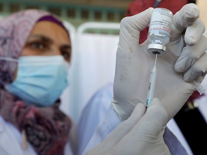 ممرضة فلسطينية في بيت لحم تحمل جرعة من لقاح كورونا خلال حملة تطعيم شملت الطواقم الطبية - 3 فبراير 2021 - REUTERS