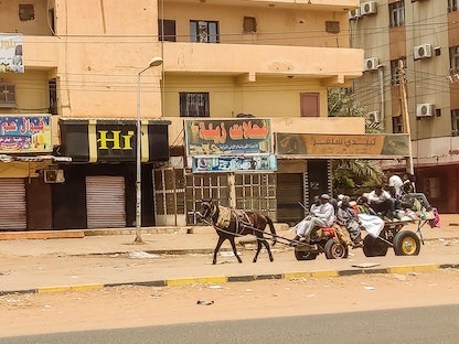 سودانيون يغادرون مناطقهم مع استمرار القتال بين الجيش السوداني وقوات "الدعم السريع" في الخرطوم. 28 أبريل 2023 - AFP