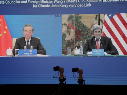 المبعوث الرئاسي الأميركي الخاص للمناخ جون كيري، يظهر على شاشة مع عضو مجلس الدولة ووزير الخارجية الصيني وانغ يي، خلال اجتماع عبر رابط فيديو، بينما يزور كيري تيانجين الصينية، 1 سبتمبر 2021 - REUTERS