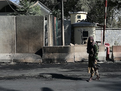 مقاتل من حركة طالبان يحرس مستشفى سردار محمد داوود خان العسكري في كابول عقب استهداف داعش للمستشفى، كابول، 3 نوفمبر 2021  - AFP