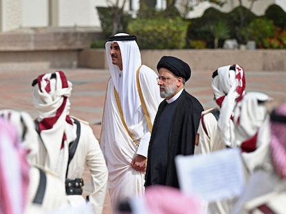 أمير قطر الشيخ تميم بن حمد آل ثاني خلال استقبال الرئيس الإيراني إبراهيم رئيسي في الدوحة - 21 فبراير 2022 - AFP