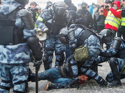 قوات الأمن الروسية تعتقل متظاهراً خلال احتجاج لأنصار المعارض المعتقل أليكسي نافالني في موسكو - 31 يناير 2021 - REUTERS