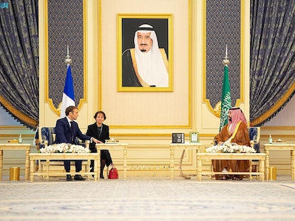  ولي العهد السعودي الأمير محمد بن سلمان يستقبل الرئيس الفرنسي إيمانويل ماكرون في قصر السلام، جدة - 4 ديسمبر 2021. - واس