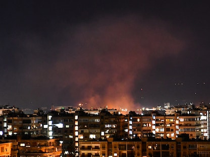 الدخان يتصاعد في سماء العاصمة السورية دمشق بعد غارة إسرائيلية- 20 يوليو 2020 - AFP