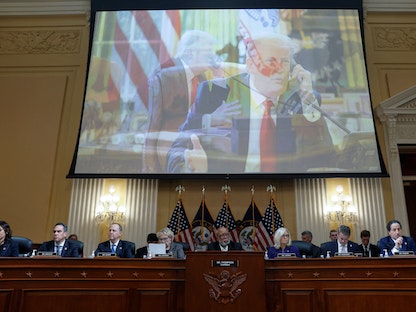 أعضاء لجنة التحقيق في اقتحام الكونجرس الأميركي في 6 يناير 2021 خلال اجتماعهم الأخير لإصدار تقريرهم بشأن التحقيقات في واشنطن. 19 ديسمبر 2022 - REUTERS