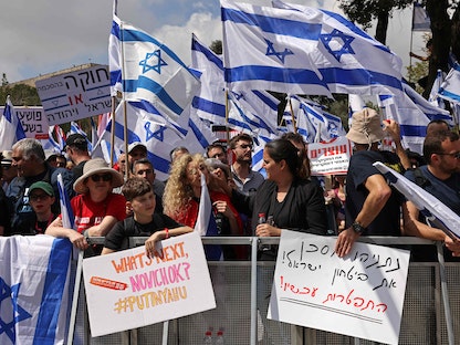 متظاهرون خارج الكنيست الإسرائيلي في القدس وسط مظاهرات مستمرة ودعوات إلى إضراب عام بسبب برنامحج الإصلاح القضائي-27 مارس 2023 - AFP
