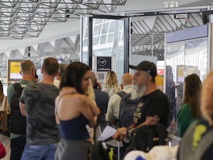 مسافرون يصطفون أمام مكتب خدمة العملاء لشركة لوفتهانزا بمطار فرانكفورت بعد إلغاء الشركة 2200 رحلة وسط موجة من إصابات كورونا التي أدت لنقص الموظفين- 24 يونيو 2022 - Bloomberg