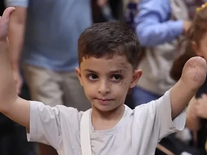صورة مأخوذة من مقطع فيديو لطفل فلسطيني فقد يده جرّاء الغارات الإسرائيلية العنيفة على قطاع غزة. 10 سبتمبر 2025 - Reuters