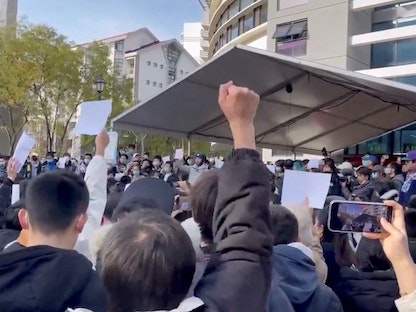 محتجون يرفعون أوراقاً بيضاء على قيود كورونا في جامعة تسينجهوا في بكين، الصين. 27 نوفمبر 2022 - REUTERS