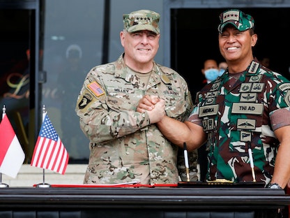 قائد الجيش الإندونيسي الجنرال أنديكا بيركاسا يصافح رئيس الأركان الأميركي الجنرال مارك ميلي في جاكرتا - 24 يوليو 2022 - REUTERS