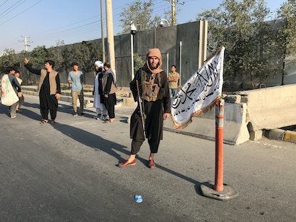 مسلح من حركة طالبان خارج مقر وزارة الداخلية الأفغانية في العاصمة كابول - 15 أغسطس 2021 - REUTERS