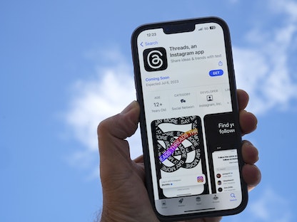 "ميتا" تطلق تطبيقها الجديد "ثريدز" Threads للتدوينات القصيرة. 5 يوليو 2023 - Bloomberg