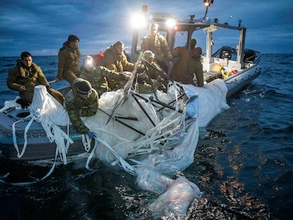 جنود أميركيون ينتشلون المنطاد الصيني الذي تم إسقاطه قبالة سواحل ميرتل بيتش في ساوث كارولينا fالولايات المتحدة. 5 فبراير 2023 - REUTERS