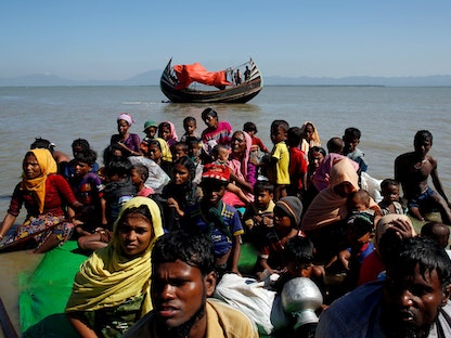 لاجئون من الروهينغا أثناء استجوابهم من قبل حرس الحدود في بنغلاديش بعد عبور الحدود بين بنغلاديش وميانمار- 9 نوفمبر 2017 - REUTERS