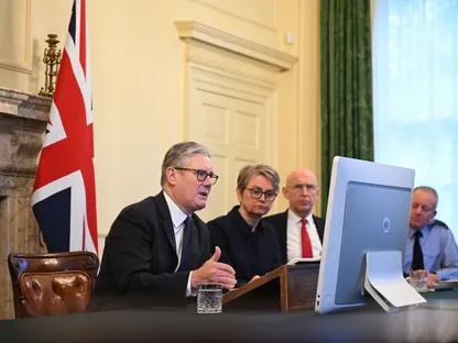 رئيس الوزراء البريطاني، كير ستارمر ، ووزيرة الخارجية البريطانية إيفيت كوبر، وزير الدفاع البريطاني، جون هيلي، رئيس هيئة الأركان البريطانية، وريتش نايتون، خلال مكالمة افتراضية لـ”تحالف الراغبين” من داونينج ستريت في لندن، المملكة المتحدة، الثلاثاء 25 نوفمبر 2025. بلومبرغ. - Bloomberg