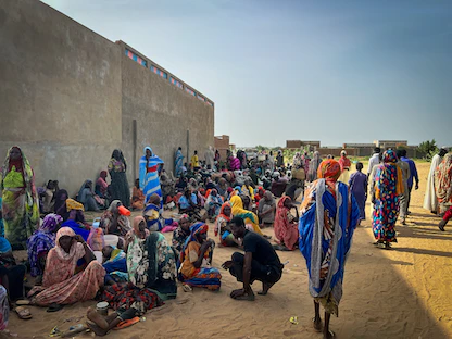 لاجئون سودانيون قادمون من دارفور يتجمعون أمام مستشفى أدري في تشاد. 16 يونيو 2023 - REUTERS