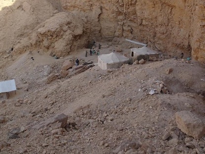 صورة تظهر فريق البعثة المصرية البريطانية خلال اكتشاف المقبرة الجديدة بالأقصر. 14 يناير 2023 - facebook/tourismandantiq