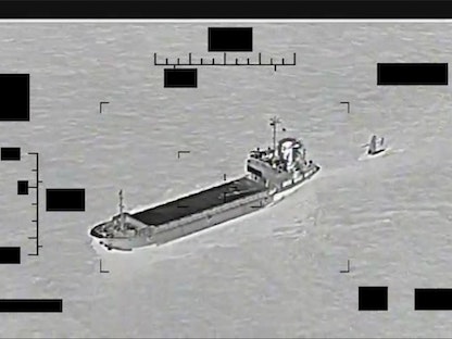 صورة تظهر الحرس الثوري الإيراني خلال محاولة السيطرة على السفينة غير المأهولة في الخليج العربي. 29 أغسطس 2022 - الأسطول الخامس