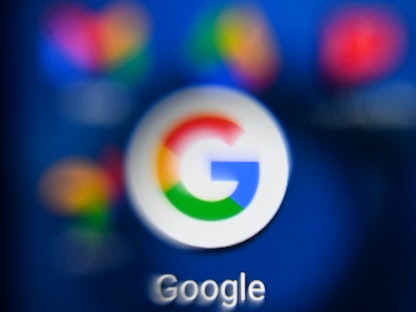 شعار جوجل على شاشة كمبيوتر لوحي - 18 أكتوبر 2021 - AFP