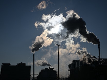 دخان يتصاعد من مصنع شركة "باير" العملاقة للكيماويات والأدوية في براتيلن شمال سويسرا- 8 فبراير 2023 - AFP
