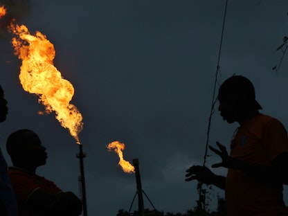مشاعل الغاز المحترق في منشأة نفط تديرها شركة أجيب أويل النيجيرية المحدودة التابعة لشركة إيني الإيطالية في ولاية ريفرز النيجيرية - بلومبرغ
