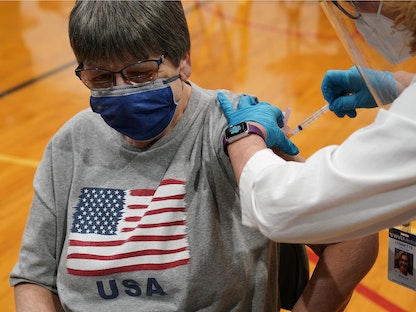 امرأة أميركية تتلقى جرعة من لقاح كورونا في مركز للتطعيم بفرجينيا - 25 فبراير 2021 - REUTERS