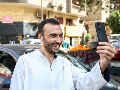 الطبيب المصري والناشط السياسي وليد شوقي يتحدث إلى عائلته عقب الإفراج عنه من قسم شرطة العباسية بالقاهرة، مصر-24 أبريل 2022 - AFP