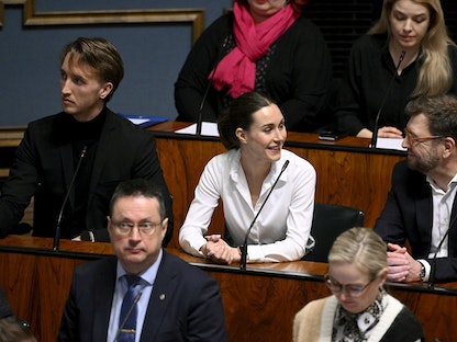 رئيسة الوزراء الفنلندية سانا مارين أثناء تصويت البرلمان على الانضمام إلى حلف شمال الأطلسي "ناتو" في هسلنكي، فنلندا. 1 مارس 2023 - via REUTERS