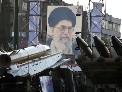 منصات صواريخ إيرانية من طراز "فاتح 110" في ساحة بهارستان جنوب طهران. - REUTERS