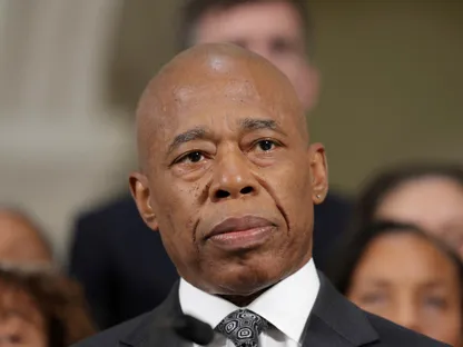 منح عمدة نيويورك السابق إريك آدامز الجنسية الألبانية