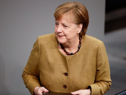المستشارة الألمانية أنغيلا ميركل تتحدث عن استجابة الحكومة لوباء كورونا في برلين - REUTERS