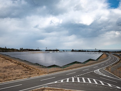مشهد عام لمنشآت توليد الطاقة الشمسية في حقل أبحاث طاقة الهيدروجين في فوكوشيما باليابان في 3 فبراير 2022. - AFP