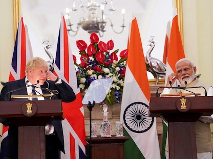 رئيس الوزراء البريطاني بوريس جونسون ونظيره الهندي ناريندرا مودي خلال مؤتمر صحفي مشترك في نيودلهي، 22 أبريل 2022 - REUTERS