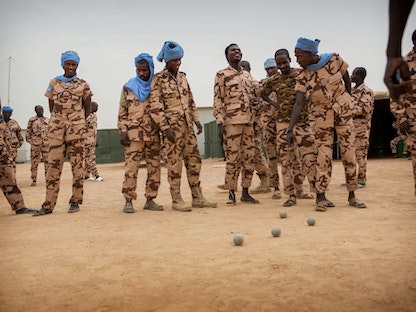 أفراد من الوحدة التشادية التابعة لبعثة الأمم المتحدة المتكاملة المتعددة الأبعاد لتحقيق الاستقرار في مالي (مينوسما) يلعبون الكرة الحديدية في كيدال، مالي- 19 ديسمبر 2016. - REUTERS