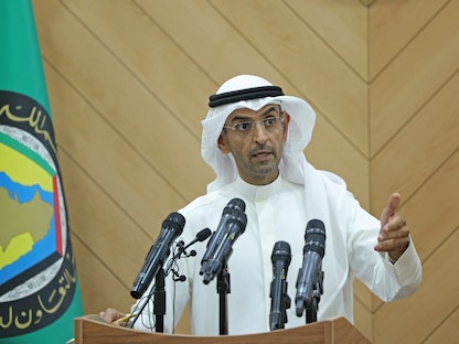 الأمين العام لمجلس التعاون الخليجي نايف الحجرف خلال مؤتمر صحافي بالرياض - 17 مارس 2022 - AFP