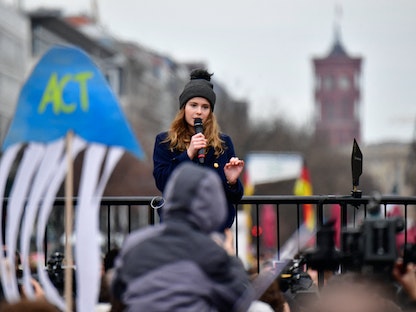 الناشطة الألمانية في مجال تغير المناخ لويزا نيوباور تتحدث خلال مظاهرة في برلين من أجل سياسات مناخية أفضل- 29 مارس 2019 - AFP