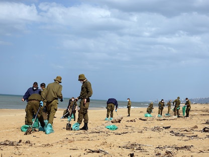 رغم استمرار أعمال التنظيف لا تزال الشواطئ الإسرائيلية مغطاة بالقطران نتيجة تسرب نفطي - REUTERS
