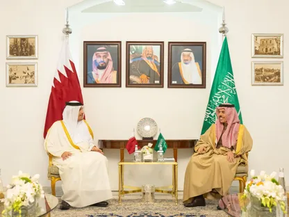 وزير الخارجية السعودي الأمير فيصل بن فرحان خلال لقائه مع نظيره القطري الشيخ محمد بن عبدالرحمن آل ثاني في الرياض. 4 ديسمبر 2025 - @KSAMOFA