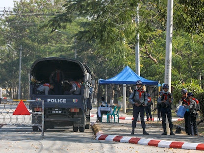أفراد من الشرطة يقفون بالقرب من البرلمان، في نايبيداو بميانمار 29 يناير - REUTERS