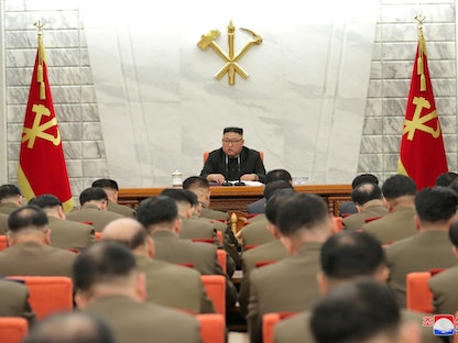 زعيم كوريا الشمالية كيم جونغ أون خلال الاجتماع الموسع الأول للجنة العسكرية المركزية لحزب العمال الكوريفي بيونغ يانغ - 24 فبراير 2021 - via REUTERS