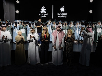 وزير الاستثمار السعودي خالد الفالح خلال الاحتفال بتخرج الدفعة الأولى من طالبات أكاديمية أبل للمطورين. - @Khalid_AlFalih