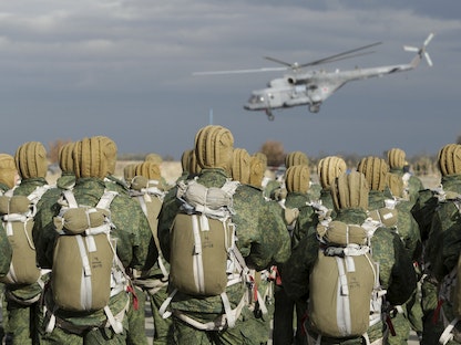 جنود روس خلال مناورة عسكرية خارج مدينة ستافروبول الجنوبية، روسيا- 27 أكتوبر  2015.   - REUTERS