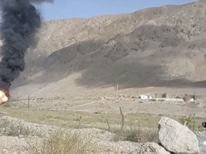 صورة تظهر ما قيل إنه مواجهة عسكرية نشطة على الحدود القيرجيزية الطاجيكية في منطقة باتكين، قيرجيزستان 16 سبتمبر 2022 - via REUTERS