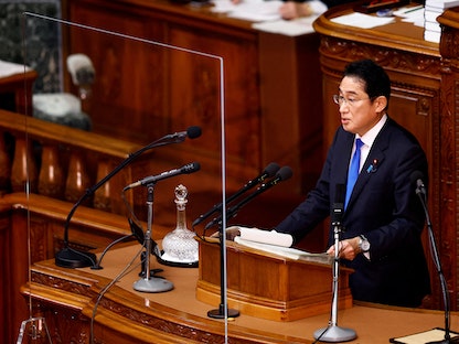 رئيس الوزراء الياباني فوميو كيشيدا يلقي خطابه السياسي خلال اليوم الأول من الجلسة العادية في مجلس النواب في طوكيو باليابان- 23 يناير 2023 - REUTERS