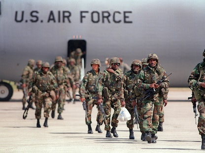 جنود أميركيون لدى وصولهم إلى مطار بورت أو برنس - 3 أكتوبر 1994 - AFP